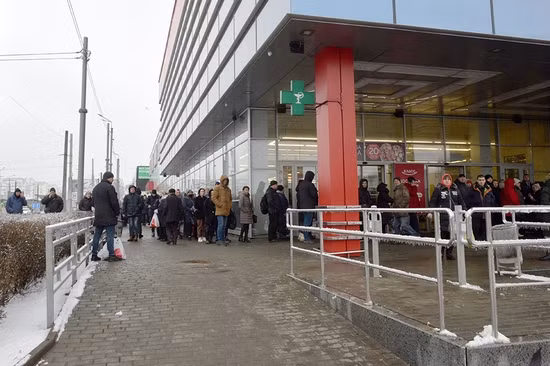 Trước đó Nga và Ukraine đã đạt được thỏa thuận ngừng bắn để đảm bảo việc sơ tán an toàn của người dân Mariupol. Nhưng vào ngày 5/3, các lực lượng Nga và Ukraine đã vi phạm thỏa thuận ngừng bắn; khiến các nỗ lực sơ tán người dân dọc theo các tuyến đường đã được thiết lập sau đó, đã bị đình chỉ nhiều lần.