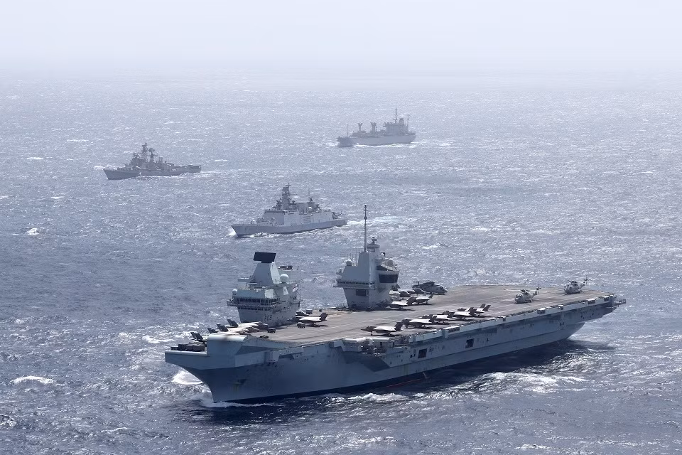 Khi hai chiếc máy bay chiến đấu của Nga được xác định bằng mắt thường, thì chiếc MiG-31 thứ hai đã khiến thủy thủ đoàn của tàu sân bay Anh bị sốc không kém, khi máy bay lao thẳng với tốc độ cao qua các tàu chiến, của nhóm tấn công hàng không mẫu hạm Nữ hoàng Elizabeth.