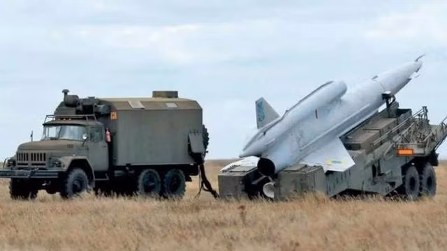 Bộ Quốc phòng Nga cho rằng, Ukraine đã sử dụng loại UAV phản lực Tu-141 do Liên Xô sản xuất và gây ra một số thiệt hại. Truyền thông Nga cũng không hề che giấu điều đó, những bức ảnh mới nhất cho thấy phần đuôi của chiếc máy bay ném bom Tu-22M3 tại sân bay Diadelvo đã bị hư hại.