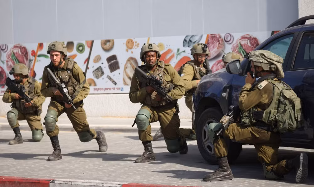 Israel cho biết, lực lượng biệt kích mặt đất của họ đã xâm nhập vào Dải Gaza nhằm thu thập thông tin "có thể giúp tìm kiếm những người mất tích". Đồng thời Israel cho biết, lực lượng mặt đất chưa tiến sâu vào khu vực, mà chỉ bao vây, chốt chặn và sẵn sàng cho một “chiến dịch tấn công chung”.