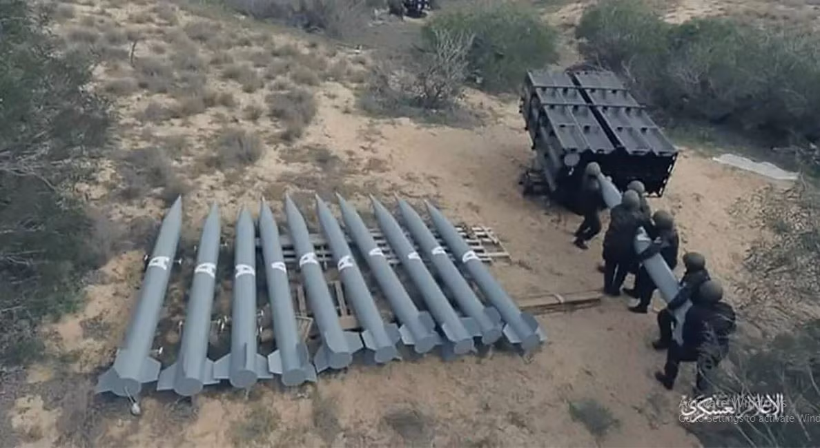 Tên lửa được Hamas sử dụng có tên là "Seismic-2/3", có trọng lượng phóng 3 tấn, tầm bắn 150-200 km và mang đầu đạn nổ sát thương nặng 600 kg. 