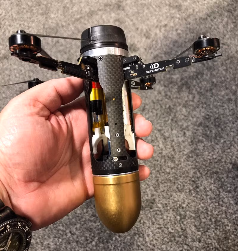 Thậm chí, Quân đội Ukraine còn sử dụng những chiếc UAV dân sự đa trục cỡ lớn, để mang theo lựu đạn chống tăng. Sau khi tìm thấy thiết bị quân sự hoặc đơn vị nhỏ lẻ của Nga đang dừng đỗ, nó thả một quả lựu đạn chống tăng, cho nổ tung mục tiêu.