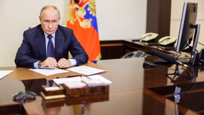 Tại sao lại nhấn mạnh vào việc tuân thủ các điều kiện của Tổng thống Putin hơn là của ông Trump? Nguyên nhân cũng rất đơn giản, các điều kiện đàm phán hòa bình do ông Putin đưa ra thực tế hơn, bao gồm việc nhượng bộ cả 4 tỉnh miền đông Ukraine cho Nga, 5 nước thành viên thường trực của Liên hợp quốc cùng nhau bảo đảm an ninh cho Ukraine và Ukraine không được phép gia nhập NATO.