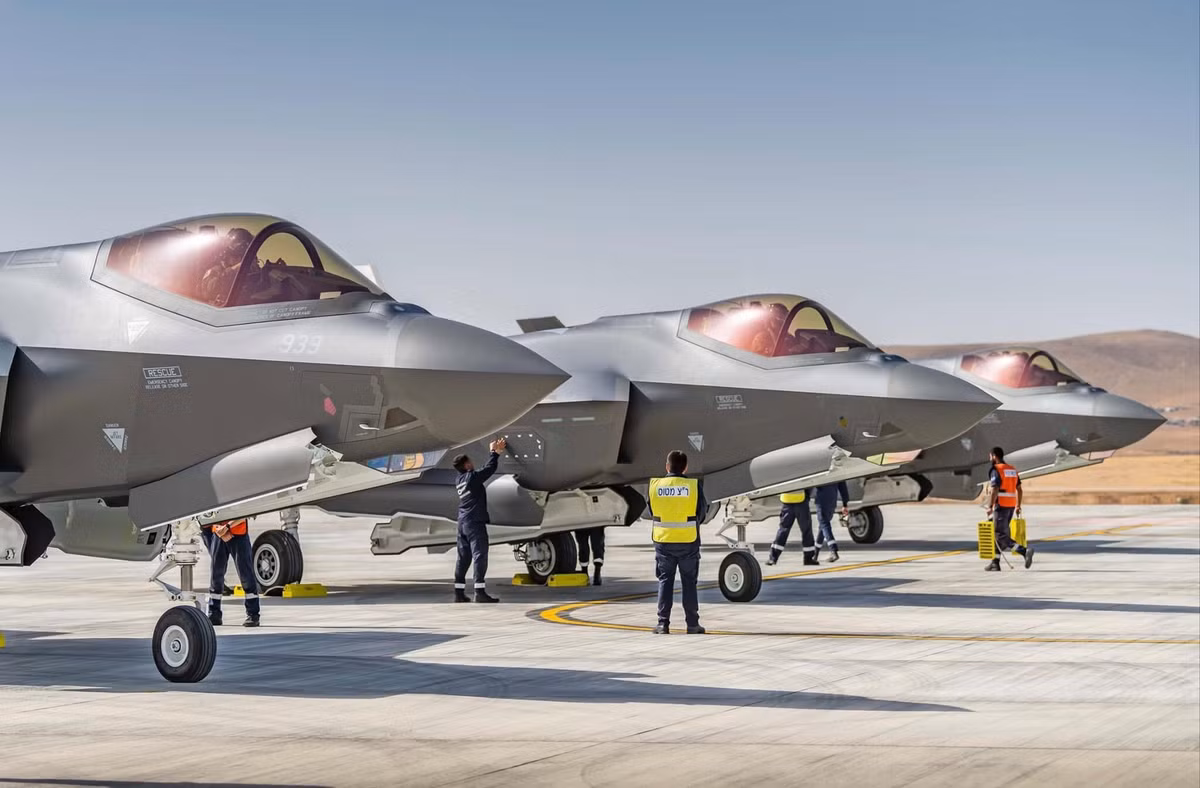 Điều này có nghĩa là những chiến đấu cơ như F-15, F-16 và cả chiến đấu cơ tàng hình F-35 sẽ gặp đe dọa nghiêm trọng, nếu Tehran được trang bị “bộ đôi song sát” Su-35 và S-400. Thậm chí với sự xuất hiện của Su-35 ở quốc gia đồng minh Syria, Iran có thể tấn công Israel trực tiếp. 