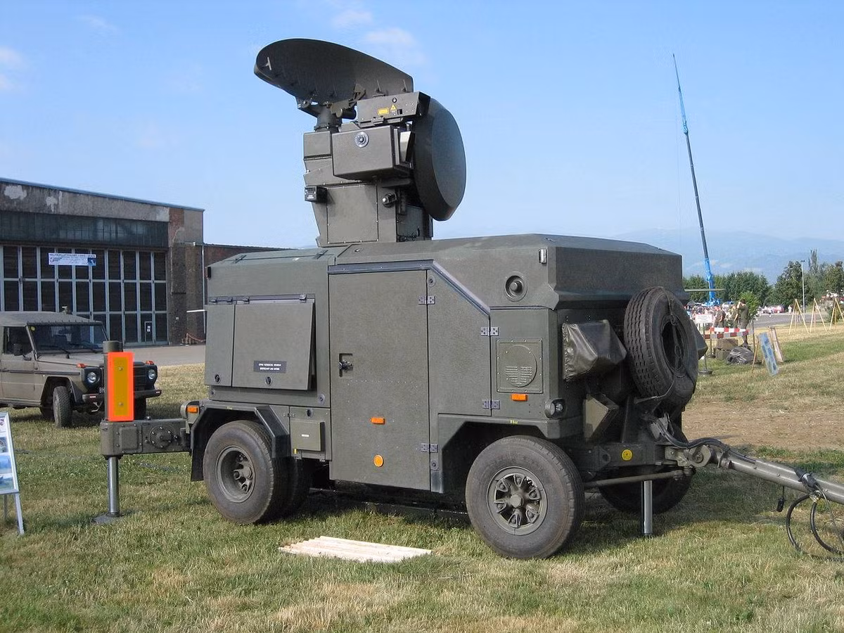 Trạm điều khiển cho hệ thống phòng không Skyguard/Aspide được đặt trong một cabin duy nhất được gắn vào một xe kéo hai trục, gồm một radar theo dõi với phạm vi khoảng 15 km và một radar trinh sát phát hiện mục tiêu hoạt động ở băng tần Z, có khả năng phát hiện mục tiêu lên tới 60 km. Bên trong trạm là máy tính và thiết bị video. 