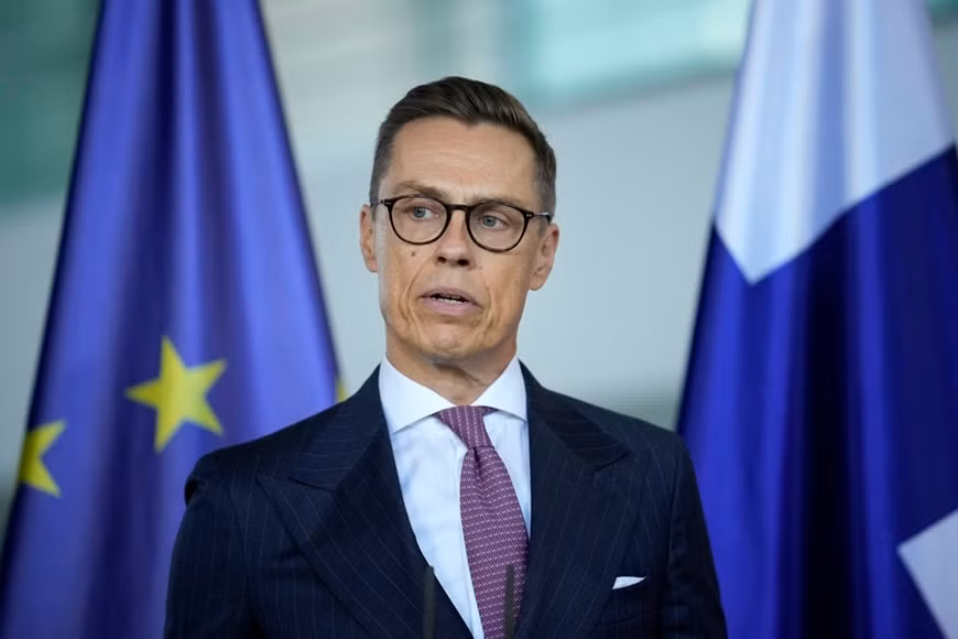 Một ngày trước đó, Tổng thống Phần Lan Alexander Stubb, đã đề xuất rằng trong "liên minh những quốc gia tự nguyện", phải có một người có thể nối lại liên lạc và đối thoại với Tổng thống Putin. Theo Tổng thống Phần Lan, vai trò này nên do các nhà lãnh đạo Pháp và Anh đảm nhiệm, với tư cách là lực lượng nòng cốt của "liên minh".