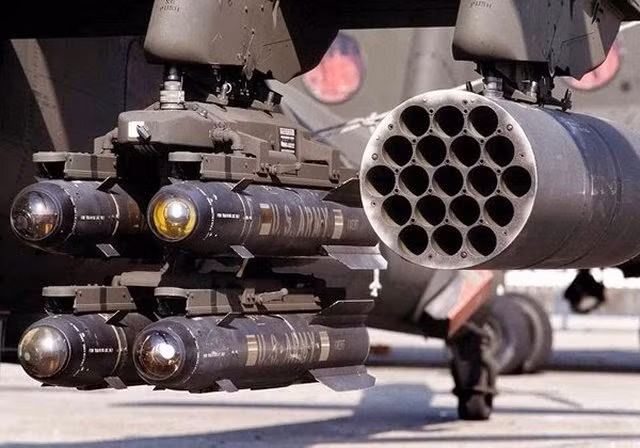Tên lửa Javelin là tên lửa chống tăng thế hệ 3 đầu tiên, được bắn theo kiểu “phóng và quên”; còn tên lửa AGM-114 Hellfire cũng là loại tên lửa chống tăng, nhưng được phóng từ trên không, sử dụng phương pháp dẫn đường bằng laser.