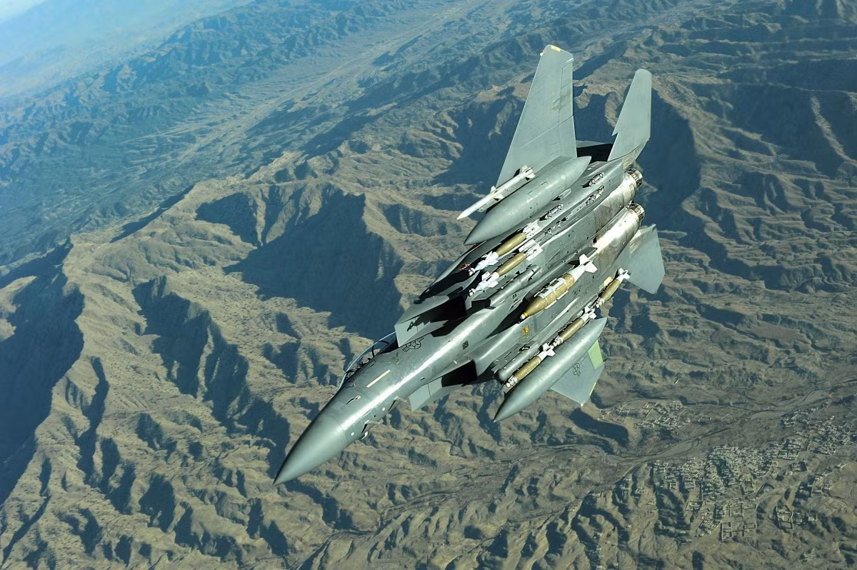 Có thể phân biệt F-15E Strike Eagle khác F-15 Eagle nhờ màu sơn ngụy trang đậm hơn và các thùng nhiên liệu phụ gắn lên thân máy bay. Dòng chiến đấu cơ F-15 cũng là chiến đấu cơ được coi là “bất bại”, khi tiêu diệt hàng trăm máy bay chiến đấu của đối phương, nhưng chưa hề bị bắn hạ. 