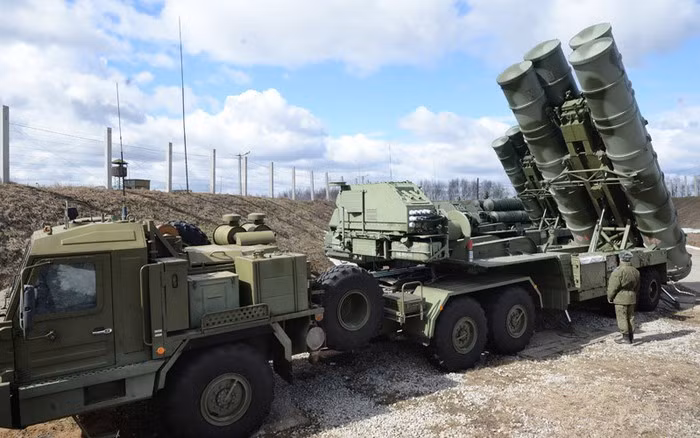 Sau khi hệ thống tên lửa phòng không S-300 được Nga bàn giao cho Syria, và mặc dù các kíp trắc thủ của Syria đã được huấn luyện hơn 5 năm, trước khi đơn đặt hàng ban đầu bị hủy bỏ vào năm 2013.