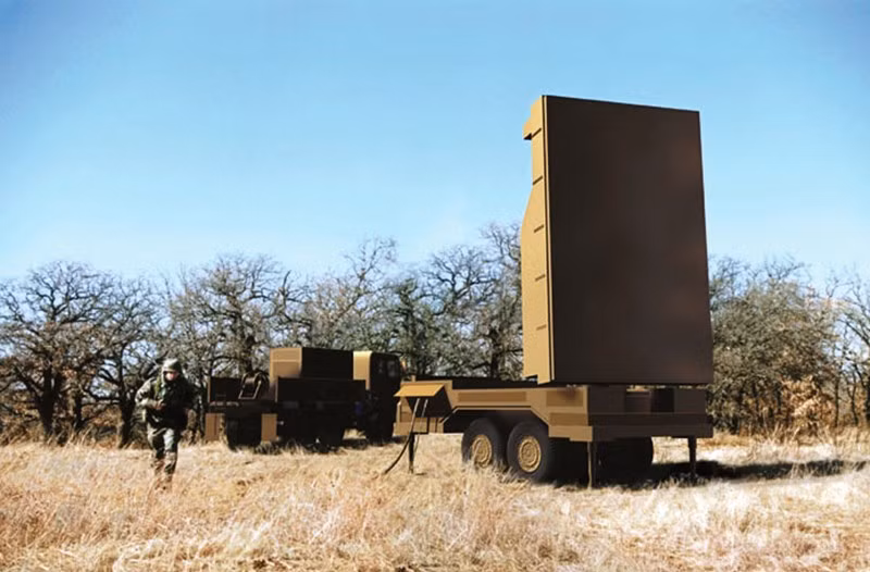 Radar AN/TPQ-36 chủ yếu dùng để xác định tọa độ trận địa pháo, tên lửa, súng cối của đối phương. Radar là một khối độc lập, có thể dụng xe địa hình Humvee kéo. Quá trình phát triển radar chống pháo AN/TPQ-36 bắt đầu vào cuối những năm 1970, sau đó phiên bản đầu tiên được đưa vào biên chế Quân đội Mỹ năm 1981. Ảnh: History. 