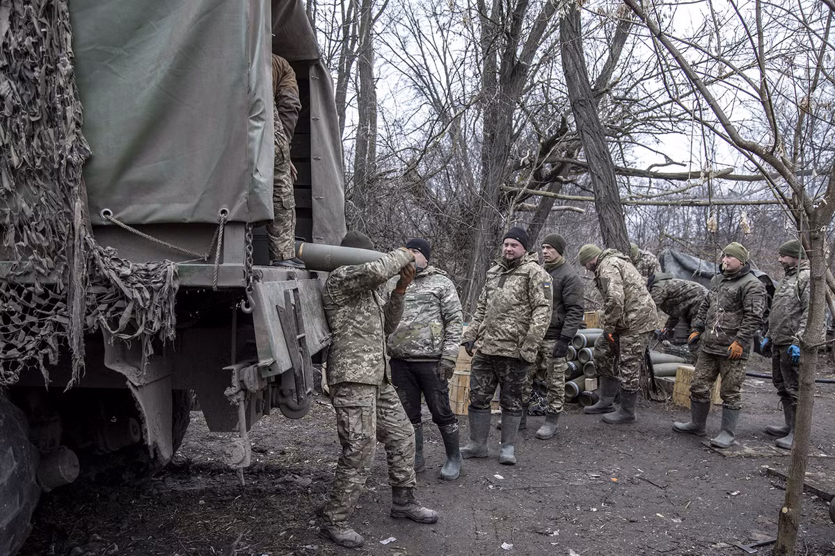 Hiện viện trợ đạn pháo của Mỹ cho Ukraine đã đạt 1/3 so với năm ngoái. Quân đội Ukraine sẽ tập hợp các đơn vị thiết giáp và hỏa lực để xâm nhập qua Zaporozhye và cắt đứt liên lạc giữa bán đảo Crimea và vùng Donbass trong một cú đột kích. Cuối cùng, Crimea bị biến thành một "hòn đảo biệt lập" chỉ có thể dựa vào cây cầu Kerch.