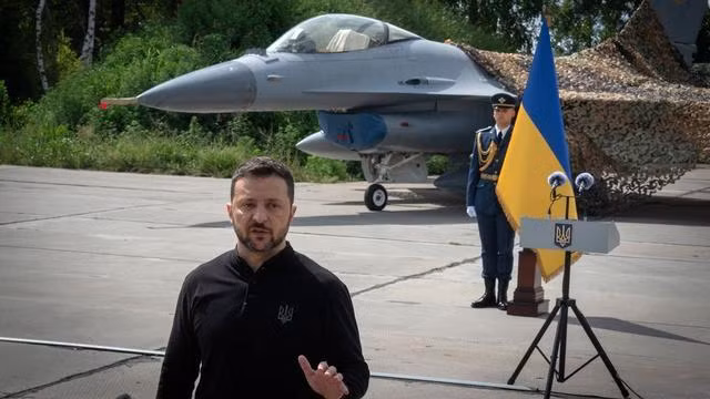 Tuy nhiên, để giảm bớt sự quan tâm của Quân đội Nga trong việc săn lùng tiêm kích F-16 và máy bay cảnh báo sớm hỗ trợ, nhiệm vụ chiến đấu chính của lô tiêm kích F-16 đầu tiên không phải là tấn công các mục tiêu chiến lược ở Nga, mà được sử dụng làm nhiệm vụ phòng không, để đánh chặn tên lửa Nga tấn công Ukraine và UAV tự sát tầm xa.