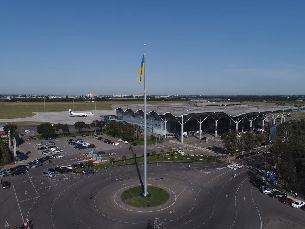Theo truyền thông Nga, sân bay Limanskoye ở vùng Odessa, Ukraine, có thể là sân bay đầu tiên để Quân đội Ukraine triển khai tiêm kích F-16. Trước hết, vị trí của sân bay không quá cách xa khu vực giao tranh giữa Nga và Ukraine, mà còn chỉ cách biên giới Romania vài km. Nếu Ukraine nhận được thông tin F-16 bị Nga tấn công, họ có thể rút các máy bay chiến đấu về Romania một cách dễ dàng và nhanh chóng. 