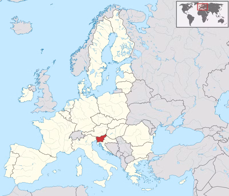 Slovenia là một quốc gia có diện tích vào hàng nhỏ nhất của châu Âu (diện tích 20.273 km²), nằm ở vùng Balkan và là một phần của Liên bang Nam Tư trước kia. Slovenia đã tuyên bố độc lập vào tháng 2/2008, sau khi Nam Tư tan rã.