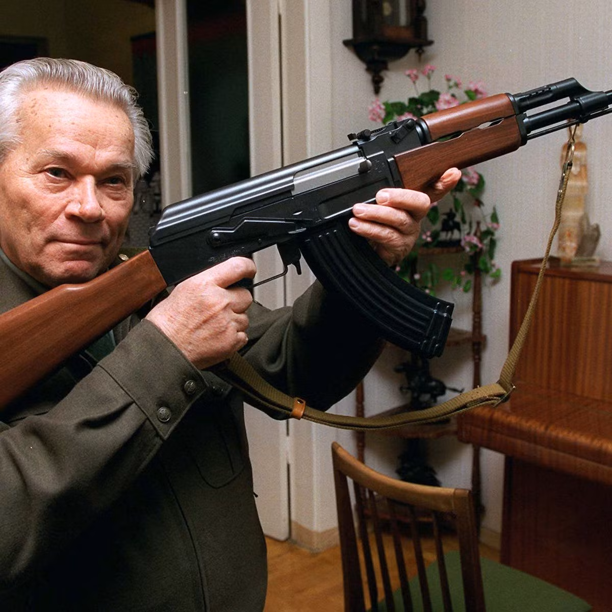 Tất cả những tiêu chí đó đã được cụ thể hóa vào khẩu súng trường tấn công AK-47, do kỹ sư trẻ Kalashnikov thiết kế. AK-47 sử dụng loại đạn trung gian mới nhất khi đó (7,62×39mm), có khả năng bắn trúng mục tiêu cách xa 200 mét. Quan trọng nhất, AK-47 đã kết hợp được sức mạnh của súng trường với tốc độ bắn của súng tiểu liên thời đó. 