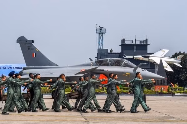Trước đó, các nguyên mẫu Rafale đã thực hiện một số chuyến bay thử nghiệm gồm phiên bản không quân và hải quân. Ngoài Pháp và Ai Cập, Croatia, Qatar, Hy Lạp, Ấn Độ, Indonesia thì UAE cũng bắt đầu trang bị loại chiến đấu cơ này. 