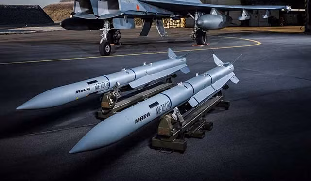 Ngoài những vũ khí của Pháp, một số phiên bản xuất khẩu khác của Rafale cũng có thể sử dụng tên lửa không đối không tầm xa tốt nhất thế giới là MBDA Meteor của châu Âu hoặc một số vũ khí theo chuẩn NATO.