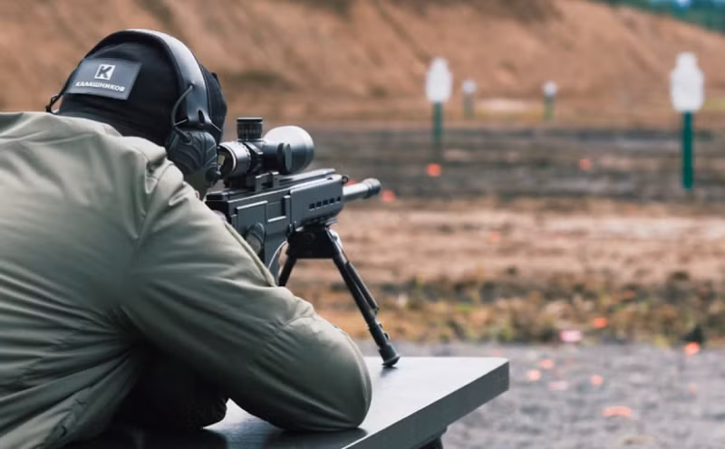 Ngoài ra, mẫu SHF có thể sử dụng loại đạn 8,6×69 (0,338 Lapua Magnum) mạnh và có tầm bắn xa hơn; loại đạn này có thể tiêu diệt mục tiêu ở cự ly lên đến 1,5km. Độ chính xác trung bình của các phát bắn, được nhà sản xuất công bố là khoảng 30 mm, ở cự ly bắn 100 mét.