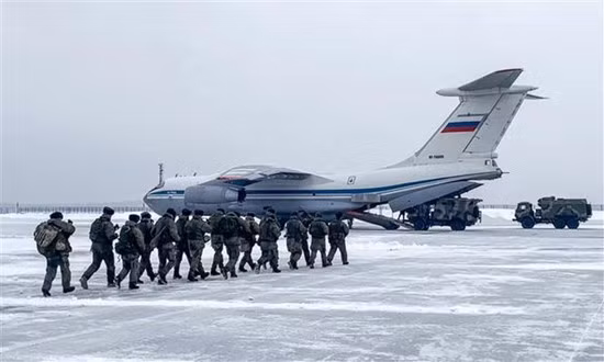 Sau khi nhận được yêu cầu của lãnh đạo Kazakhstan, lực lượng lính dù của Nga và Belarus đã được nhanh chóng được chuyển đến Kazakhstan bằng đường hàng không.