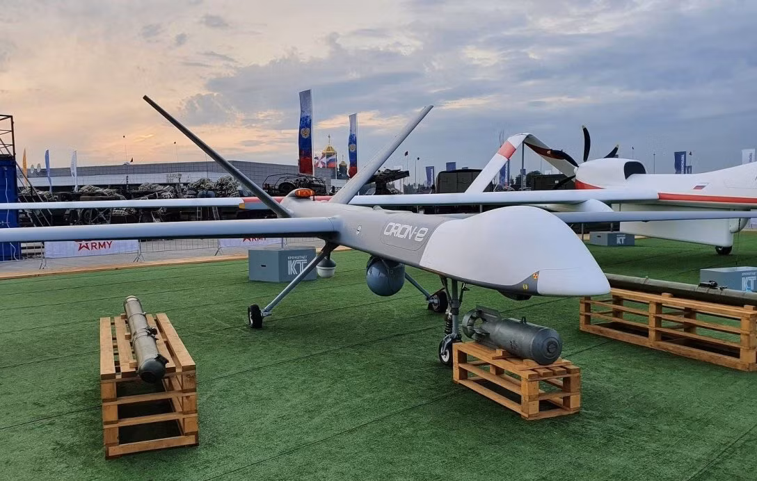 Ngoài đạn rơi tự do, vũ khí của UAV Orion có thể bao gồm tên lửa hành trình hạng nhẹ Kh-50, hoặc phiên bản tên lửa chống tăng phóng từ trên không của tên lửa Kornet ATGM. Đoạn video trên mạng cho thấy, một chiếc xe tăng Ukraine bị trúng tên lửa chống tăng Kornet. 