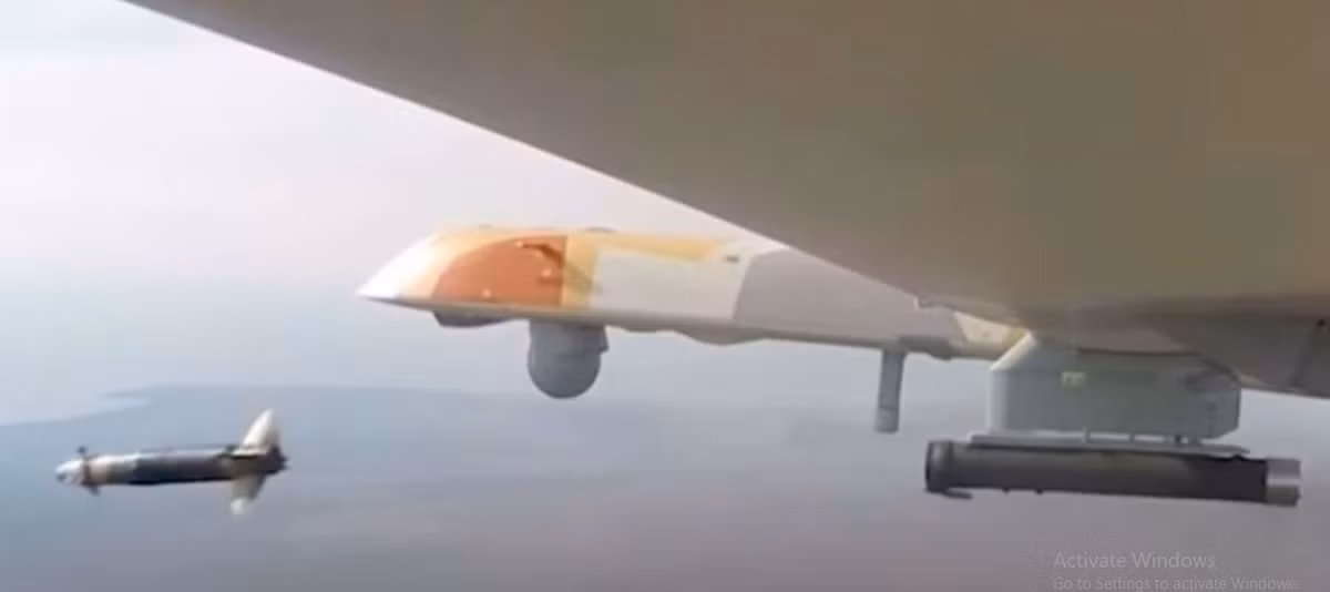 Do Quân đội Ukraine không thể triển khai các hệ thống phòng không tầm trung để bảo vệ đội hình chiến đấu của họ ở mặt trận Kursk, nên những chiếc UAV tầm trung Orion của Nga đã có cơ hội “làm mưa, làm gió” trên chiến trường, khi phá hủy hàng loạt xe cơ giới của Ukraine bằng tên lửa Kh-UAV. 