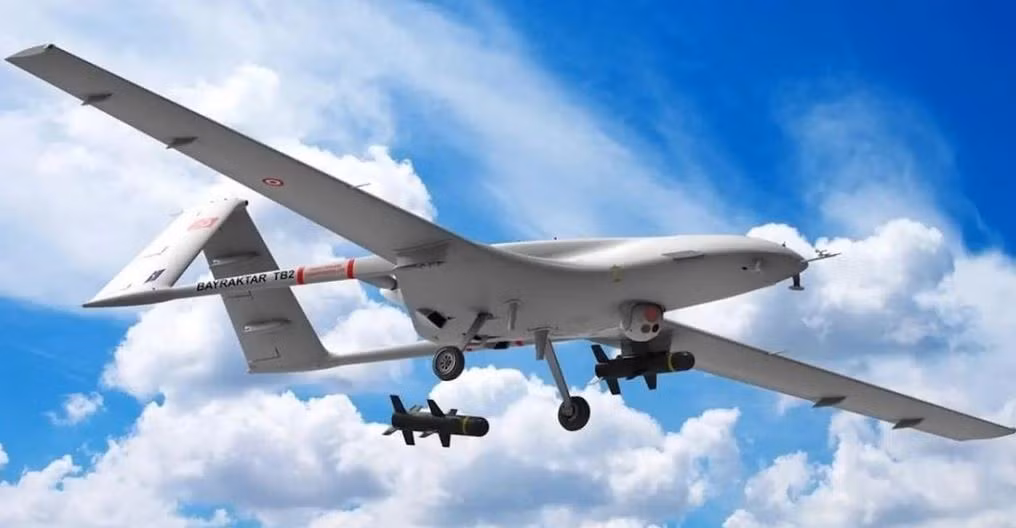 Điều tương tự cũng xảy ra trong “chiến dịch quân sự đặc biệt” của Nga ở Ukraine. Ở giai đoạn đầu, khi Quân đội Nga tiến theo đội hình cơ giới kéo dài và không được bảo vệ khỏi các cuộc tấn công trên không, thì UAV TB2 đã được sử dụng khá thành công, để chống lại các phương tiện bọc thép của Nga. 