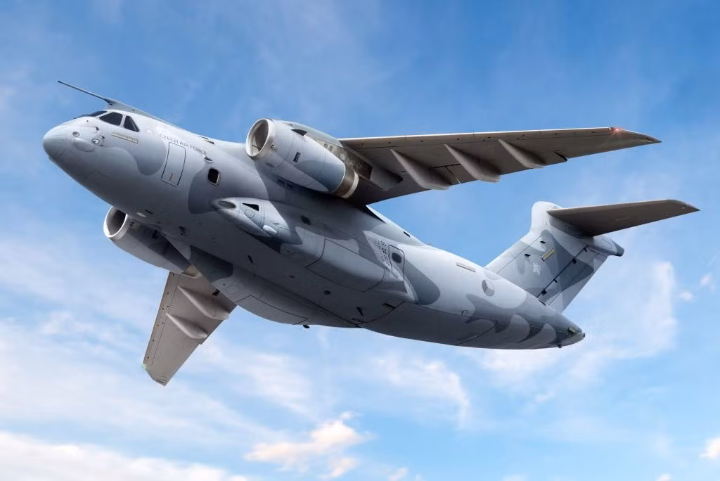 Máy bay C-390 được trang bị hai động cơ phản lực cánh quạt International Aero Engines V2500, hệ thống điện tử hàng không mới nhất, đường dốc phía sau và hệ thống xử lý hàng hóa tiên tiến; C-390 có thể chở quân, xe bọc thép và trực thăng.
