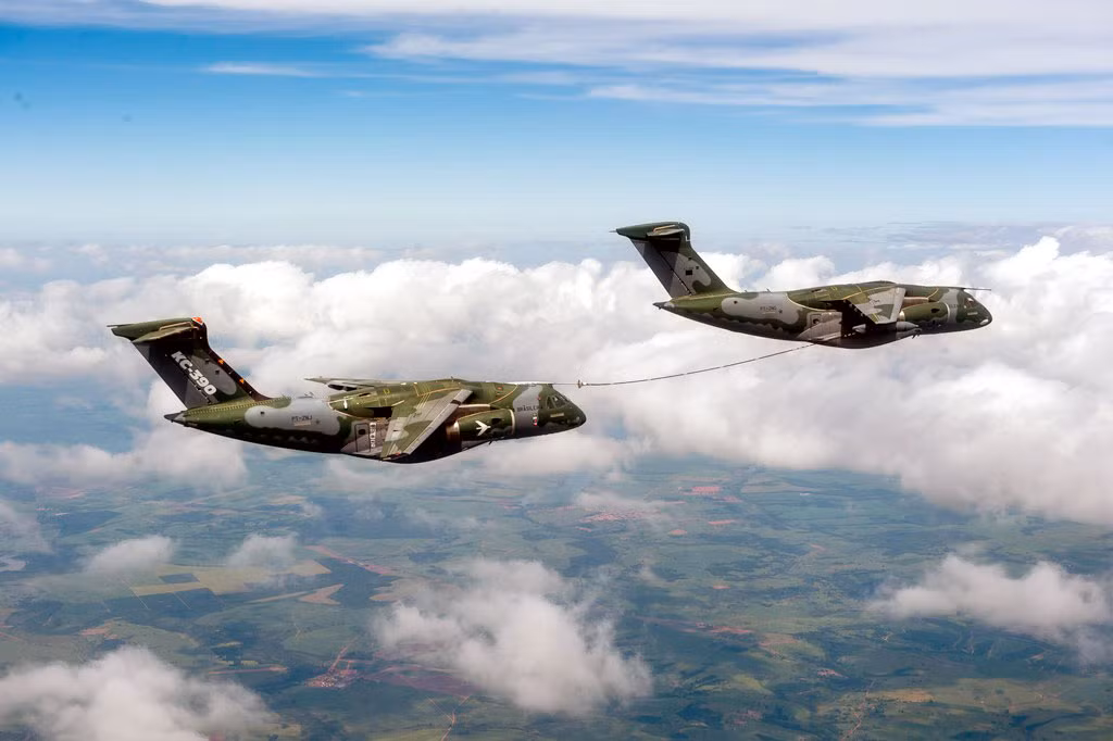 Phiên bản tiếp nhiên liệu trên không của C-390 là KC-390 đã chứng minh được khả năng tiếp nhiên liệu trên không cho các máy bay chiến đấu, bằng cách sử dụng các vòi tiếp nhiên liệu được lắp dưới cánh và phía sau. Đây là máy bay duy nhất trên thế giới trong phân khúc, thực hiện hoạt động như vậy.