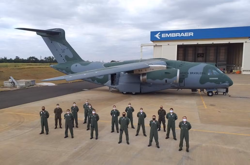 Mới đây, Hàn Quốc và Brazil đã đạt được thỏa thuận hợp tác mua 3 máy bay vận tải chiến thuật C-390, với tổng giá trị 710 tỷ won. Điều đáng chú ý là chiếc máy bay vận tải này giành chiến thắng nhờ đánh bại 2 đối thủ mạnh là C-130J của Mỹ và A-400M của châu Âu; đủ cho thấy nó khác biệt thế nào. 