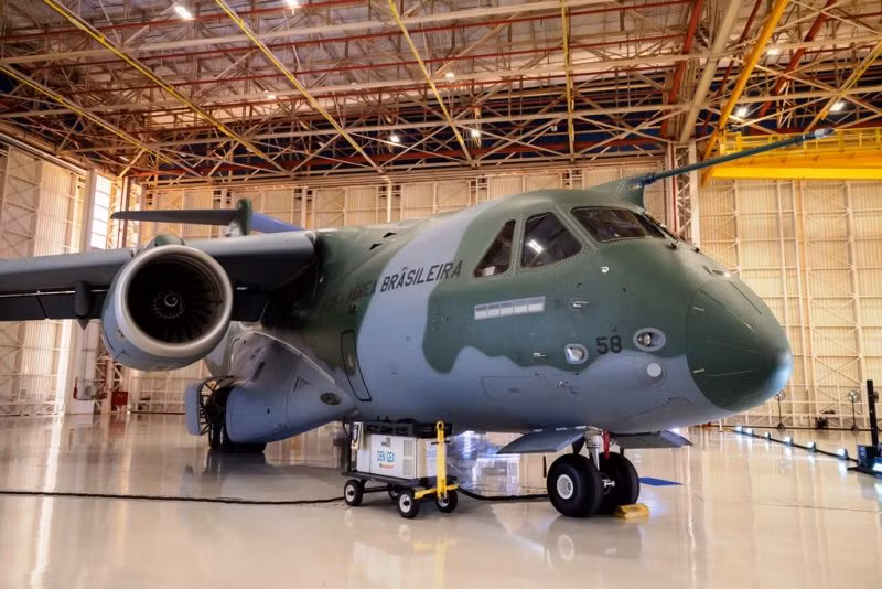C-390 có thể vận chuyển lượng hàng hóa với trọng tải tới 26 tấn, tương đương với các máy bay chở hàng quân sự cỡ trung khác; có khả năng thực hiện nhiều nhiệm vụ như vận chuyển, thả hàng hóa, hỗ trợ y tế, tìm kiếm cứu nạn, chữa cháy và hoạt động nhân đạo…