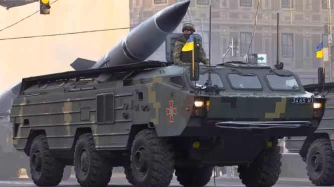 Quân đội Ukraine có tên lửa đạn đạo tầm ngắn Tochka-U từ thời Liên Xô, có đầu đạn cực mạnh nhưng độ chính xác kém so với vũ khí mới nhất của Nga.