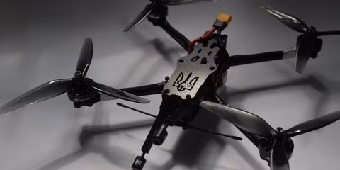 Việc Nga sử dụng 3.000 UAV, được hỗ trợ bởi AI ở Ukraine có thể mang lại lợi thế đáng kể cho quân đội Nga, trong bối cảnh chiến tranh hiện đại. Việc triển khai UAV tự động, mang đến cho họ những cơ hội mới, để nâng cao hiệu quả và giảm thiểu rủi ro cho nhân sự.