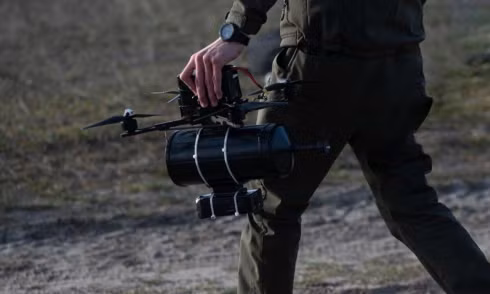 Một trong những lợi thế chính của UAV là khả năng tiến hành trinh sát và giám sát theo thời gian thực. UAV có thể bao phủ các khu vực rộng lớn, truyền dữ liệu video trở lại trung tâm chỉ huy, giúp quân đội Nga theo dõi các chuyển động của đối phương và đưa ra quyết định chính xác hơn.