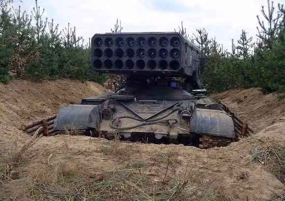 Và 6/2016, TOS-1 một lần nữa được triển khai tới khu vực biên giới Ukraine. Vào tháng 4/2021, người dùng mạng xã hội Nga phát hiện, những hệ thống TOS-1 trên một chuyến tàu, chạy tới biên giới Nga-Ukraine.