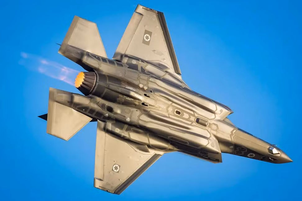 Israel có kinh nghiệm trong việc hoán cải các vũ khí mua của Mỹ. Cả ba loại máy bay chiến đấu hiện có, tạo thành xương sống của Không quân Israel (IAF) hiện nay là F-16I, F-15 E/I và F-35A, đều khác hẳn so với những máy bay được chuyển giao ở bất kỳ đâu trên thế giới. Thậm chí có ý kiến cho rằng, F-35 Adir của Israel có hiệu suất và khả năng tốt hơn nhiều so với F-35A của Mỹ.