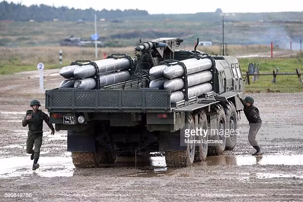 12 xe chiến đấu Smerch đã được triển khai gần Mariupol. Sự xuất hiện của các loại vũ khí hạng nặng của Quân đội Ukraine với nhiều hệ thống tên lửa phóng loạt này, đi kèm với các đơn vị bảo đảm và tiếp tế, đã được người dân địa phương ghi lại.
