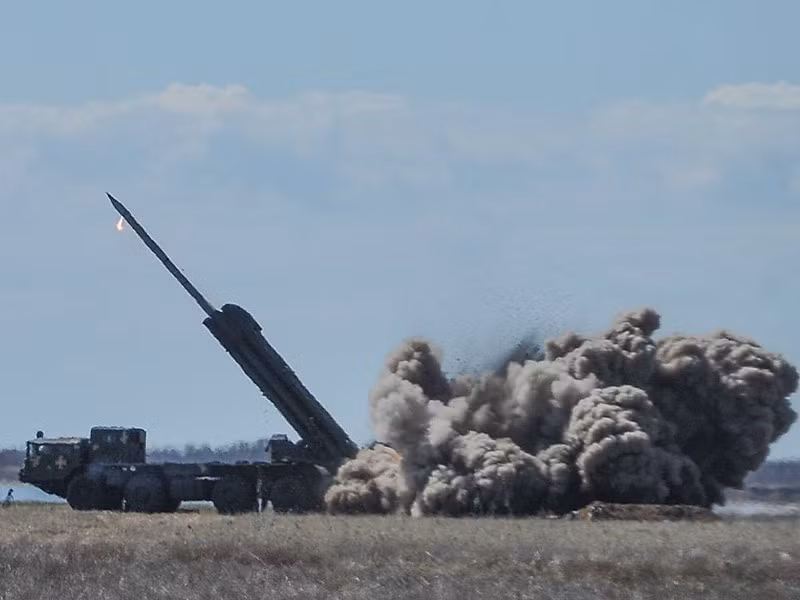 Theo các chuyên gia, với tầm bắn của pháo phản lực Smerch, khi dùng đạn không điều khiển 300mm, có tầm bắn xa từ 70 km đến 90 km. Nếu trận địa đặt tại Mariupol, đủ khả năng khống chế toàn bộ khu vực.