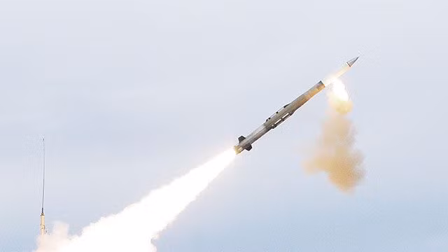 Cũng không giống như Iron Dome, tên lửa đánh chặn Patriot hoạt động theo nguyên lý “va chạm trực tiếp” giữa đầu đạn tên lửa với vật thể bay. Đây là cách đánh chặn khó khăn hơn nhiều so với Iron Dome, khi loại tên lửa của Israel sẽ tự kích nổ, khi vào vùng sát thương với vật thể bay của đối phương. Ảnh: Military.