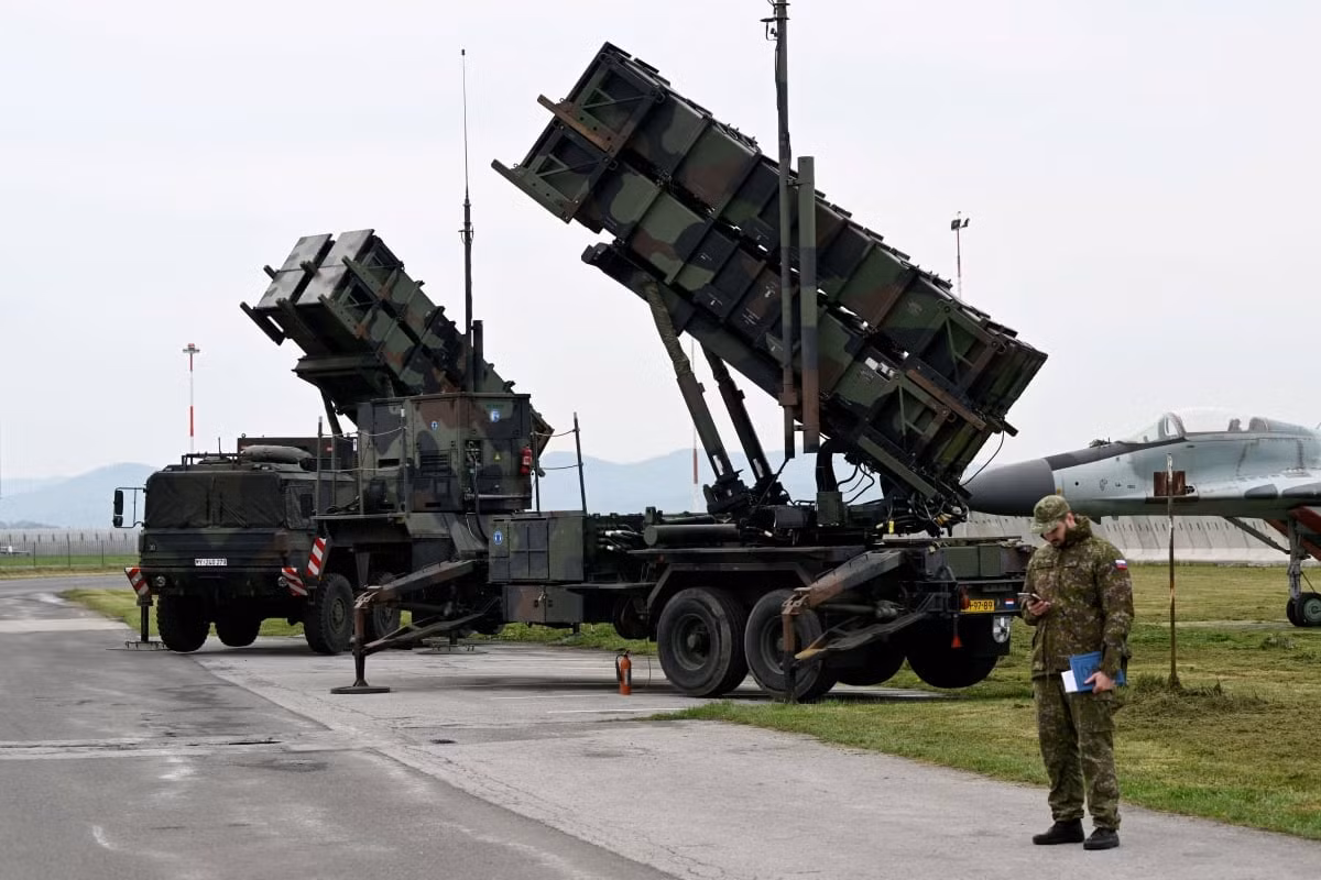 Mặc dù hiện nay, nhà sản xuất Lockheed Martin sản xuất số lượng đạn tên lửa Patriot PAC-3 rất hạn chế; nhưng theo các nguồn thông tin, hiện Mỹ có tới 1.106 bệ phóng và có một kho dự trữ lớn đạn tên lửa loại này. Ảnh: Military.
