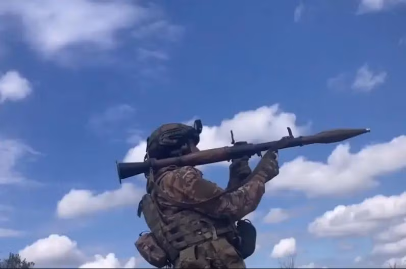 Ở phía đông Volchansk, cũng có hoạt động của các đơn vị Ukraine. Tuy nhiên, họ không thể tập hợp lực lượng đáng kể để làm gián đoạn hoạt động của quân Nga. Sau đó quân Nga tổ chức tấn công vào lực lượng dự bị của Ukraine ở Khutors, phía nam Volchansk, buộc quân Ukraine phải rút lui để tập hợp lại và hứng chịu tổn thất về hậu cần gần Bilyi Kolodez.