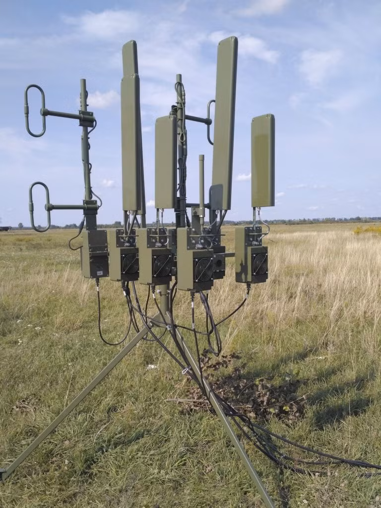 Hiện tại, vẫn chưa rõ tổ hợp tác chiến điện tử (EW) nào được Quân đội Ukraine sử dụng để trấn áp phòng không ở Donbass, vì hiện nay Quân đội Ukraine đang sở hữu một số hệ thống EW được phát triển dưới thời của Liên Xô và do Ukraine tự phát triển.