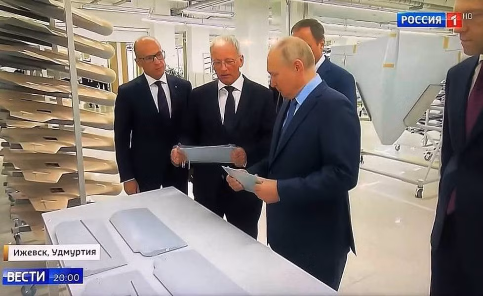 Liên quan đến những phát hiện này, Bộ Quốc phòng Ukraine nhận xét rằng, Nga "đã đơn giản hóa quy trình sản xuất UAV tự sát, bằng cách sử dụng các bộ phận mua trên nền tảng thương mại điện tử xuyên biên giới để lắp ráp".