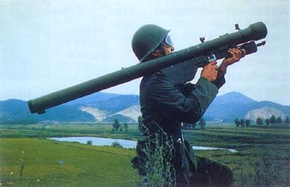Theo thông tin, hệ thống tên lửa phòng không Strela-2M được ra mắt vào đầu những năm 1970 và được Liên Xô xuất khẩu rộng rãi sang các quốc gia đồng minh và bạn bè. Một tài liệu quân sự tuyệt mật do Der Spiegel thu được cho biết, những vũ khí cũ này không an toàn khi sử dụng.