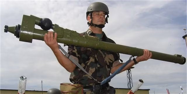 Tên lửa phòng không Igla bắt đầu phục vụ trong quân đội Liên Xô từ những năm 1980. Nó tương tự như tên lửa phòng không Stinger hiện nay của Mỹ. Trước khi phóng, trắc thủ kích hoạt mở bình khí nitơ, có tác dụng làm mát đầu dò tìm kiếm mục tiêu bằng tia hồng ngoại, đảm bảo khả năng bám bắt mục tiêu cao hơn. 