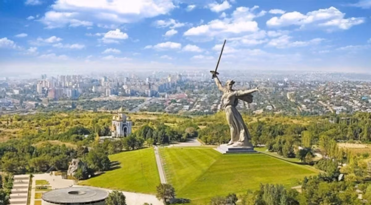 Stalingrad có một trung tâm đường sắt và một cảng trên sông Volga. Ngũ cốc từ Bắc Caucasus, dầu từ Baku và bông từ Trung Á có thể cần được vận chuyển đến trung tâm Liên Xô thông qua Stalingrad.