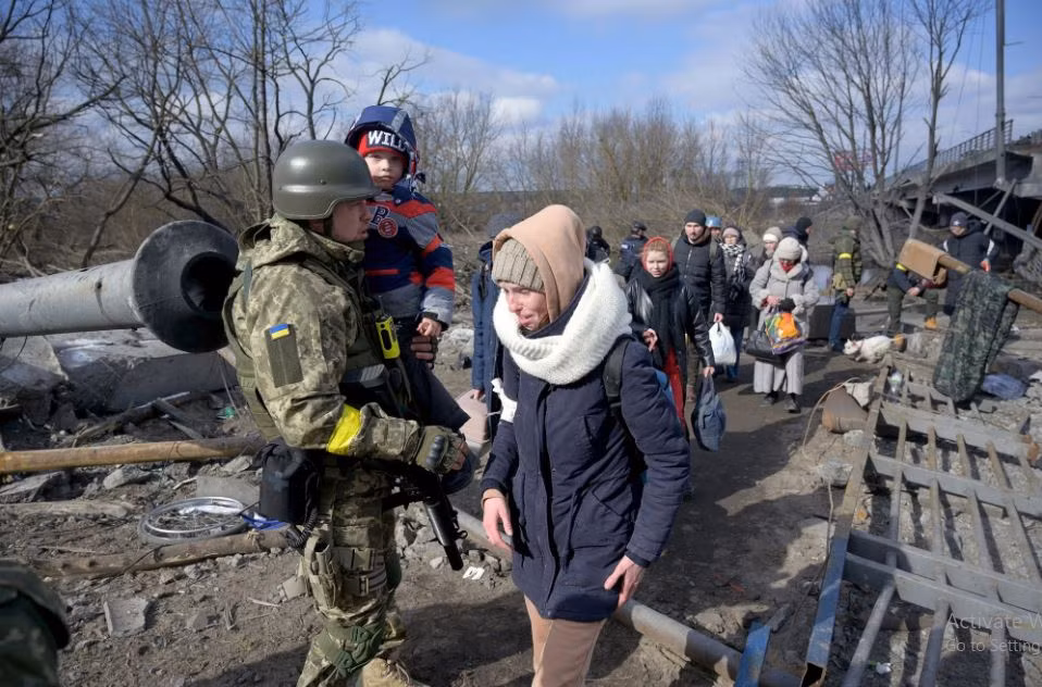 Ngày 1/6, Quân đội Ukraine phát động chiến dịch sơ tán dân thường căng thẳng và có trật tự ở Volchansk. Tuy nhiên, hành động này không phải là không gây tranh cãi. Theo trang tin RBC Ukraine, vẫn còn khoảng 3.000 đến 5.000 thường dân chọn ở lại thành phố và họ không muốn sơ tán cùng quân đội vì nhiều lý do.