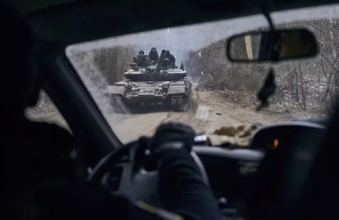 Mấy ngày trước, quân đội Ukraine còn kiểm soát ít nhất một trục đường từ phía tây, qua thị trấn Chasov Yar đến thành phố Bakhmut; nhưng theo thông tin mới nhất, con đường này đã bị hỏa lực pháo binh của quân Nga khống chế. Như vậy 5/5 tuyến đường chính dẫn vào thành phố đã bị quân Nga phong tỏa. 