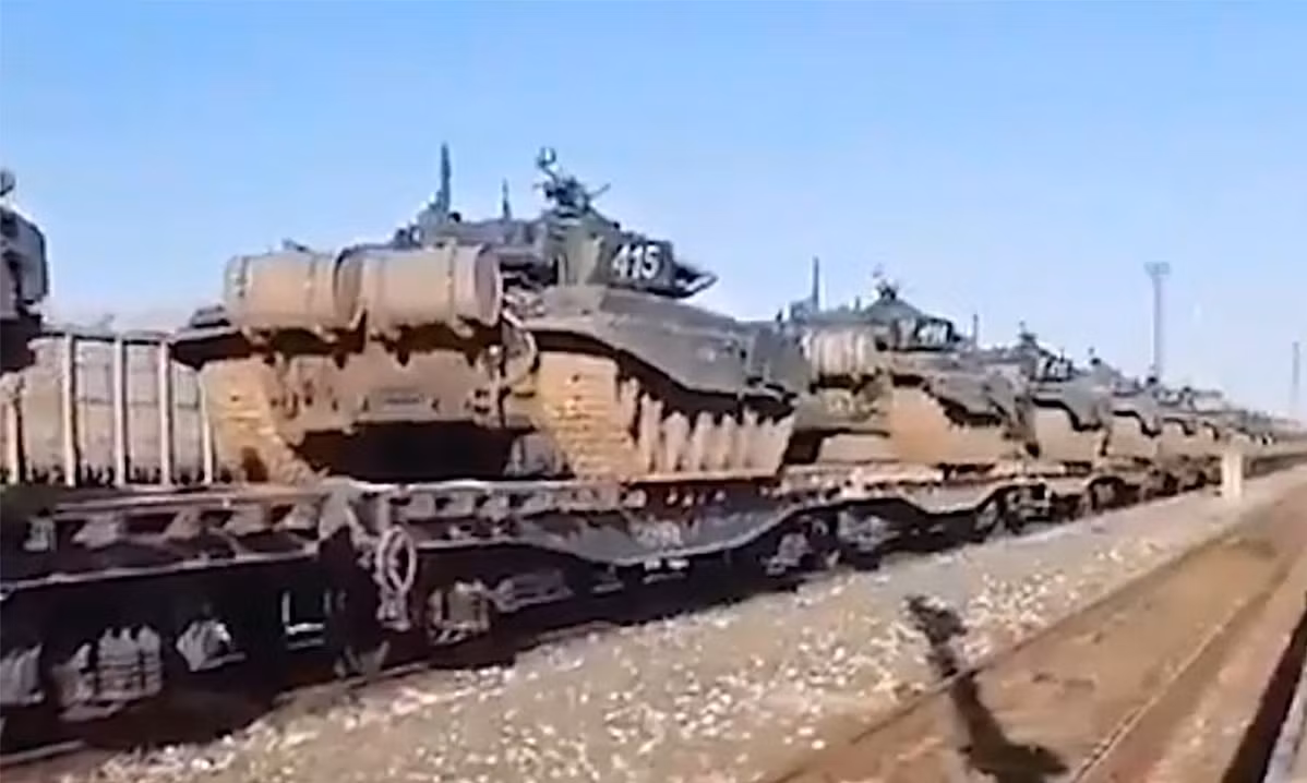Đáng chú ý là ngoài việc chuyển quân trang, các đoàn tàu chở nhiều xe bọc thép cũng di chuyển về phía nước láng giềng Belarus.