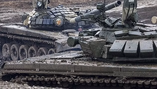 Theo thông tin được công bố bởi kênh Telegram “Hunter's Notes”, bốn đoàn tàu chạy về phía biên giới Ukraine trên chở nhiều trang bị như xe tăng T-72, xe chở quân bọc thép BTR-82A, pháo và máy kéo bánh xích...
