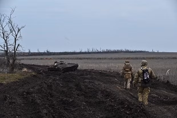 Chính những tòa nhà cao tầng mà quân Ukraine còn chiếm giữ, trở thành đài quan sát pháo binh lợi hại của Ukraine, hướng dẫn các bệ phóng tên lửa HIMARS và pháo phản lực phóng loạt BM-21 tấn công các nhóm tấn công thiết giáp mặt đất của Nga.